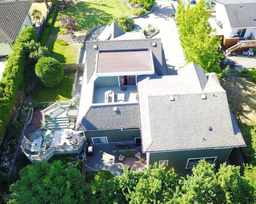 Upscale Character With Luxurious Amenities Holiday home Victoria